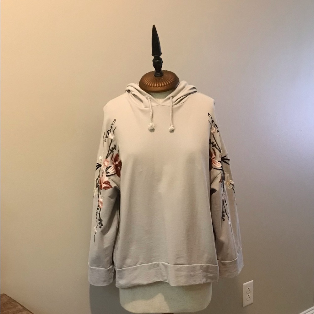 ILLA ILLA Floral Embroidered Hoodie